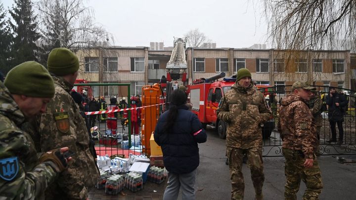 Les services de secours ont été mobilisés sur le lieu du crash d'un hélicoptère, le 18 janvier 2023, à Brovary, en banlieue de Kiev (Ukraine). (SERGEI SUPINSKY / AFP)