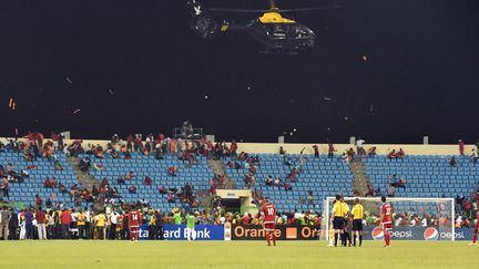 L'h&eacute;licopt&egrave;re de la gendarmerie guin&eacute;enne survol le terrain, le 5 f&eacute;vrier 2015 lors de la demi-finale entre le Ghana et la Guin&eacute;e Equatoriale &agrave; Malabo (Guin&eacute;e &eacute;quatoriale). (ISSOUF SANOGO / AFP)