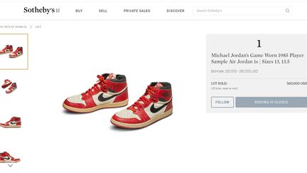 Capture d'écran de la page consacrée à la paire de baskets sur le site de la maison Sotheby's, le 17 mai 2020. (SOTHEBY'S)