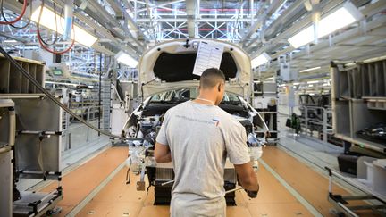 Un employé de PSA dans une usine de Mulhouse (Haut-Rhin), en 2017. Photo d'illustration. (SEBASTIEN BOZON / AFP)