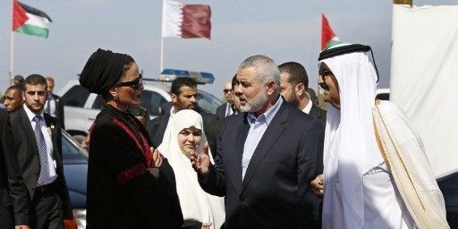 23 octobre 2012 : visite historique à Gaza du Sheikh Hamad ben Khalifa Al-Thani (à droite) avec sa femme Sheikha Mozah bint Nasser Al-Missned (à gauche) et le Premier ministre du Hamas Haniyeh (au centre). (Hatem Moussa / POOL / AFP)