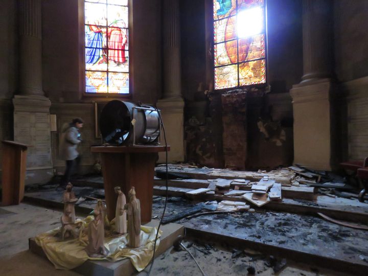 L'intérieur de l'église Saint-Louis à Fontainebleau (Seine-et-Marne) ravagée par&nbsp;un incendie criminel, dimanche 10 janvier. (MARINE LEGRAND / MAXPPP)