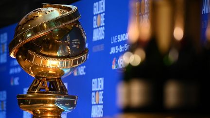 Le trophée des Golden Globes. (ROBYN BECK / AFP)