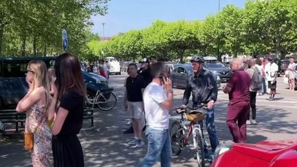 Après le choc de l'attaque au couteau qui a eu lieu à Annecy, en Haute-Savoie, dans la matinée du jeudi 8 juin, l'émotion est considérable dans la ville. Les habitants sont nombreux à être bouleversés par le drame. (France 2)