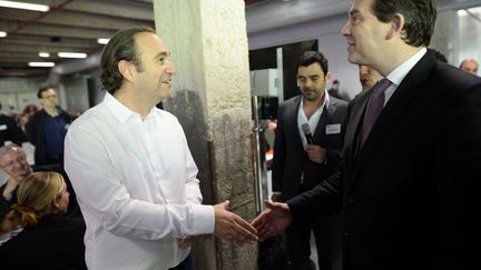 Xavier Niel (&agrave; g.) et le ministre du Redressement productif, Arnaud Montebourg, le 25 juin 2013 &agrave; Paris. (LIONEL BONAVENTURE / AFP)