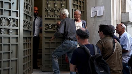 Grèce : réouverture des banques et hausse de la TVA