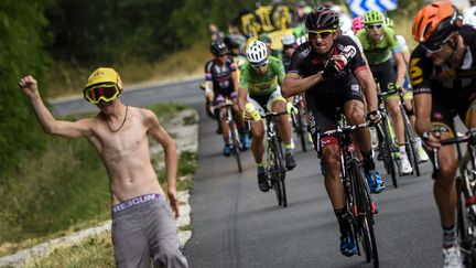 Certains supporters vont parfois trop loin, &agrave; l'image de ce jeune homme qui exibe son derri&egrave;re aux coureurs, le 18 juillet,&nbsp;entre Rodez et Mende. Mais il faut aussi se m&eacute;fier de la r&eacute;action des cyclistes : on a bien l'impression que le Tch&egrave;que Jan Barta n'a qu'une envie, viser le dit post&eacute;rieur avec son bidon. (ERIC FEFERBERG / AFP)