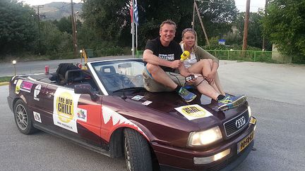 &nbsp; (Avec Arthur et Jenda, sur la route de la Grèce. Ces deux Hollandais voyagent d’Amsterdam à Tbilissi, en Géorgie. 6.000 kilomètres ! © Radio France / Sébastien Baer)