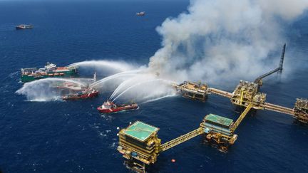 Une fuite de pétrole dans le golfe du Mexique a été localisée près de la plateforme offshore Nohoch Alfa, dans la baie de Campeche, photographiée le 8 juillet 2023 lors d'un incendie consécutif à une explosion. (EPN / NEWSCOM / SIPA)