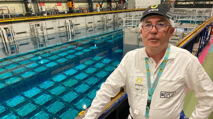 Jean-Christophe Varin, le directeur adjoint du site Orano La Hague, devant l'une des piscines d'entreposage du combustible radioactif. (LAURIANE DELANOE / RADIO FRANCE)