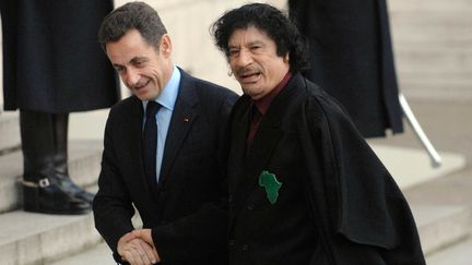 L'ancien pr&eacute;sident fran&ccedil;ais Nicolas Sarkozy serre la main de Mouammar Kadhafi, le 12 d&eacute;cembre 2007 devant l'Elys&eacute;e, &agrave; Paris. (STEVENS FREDERIC / SIPA)