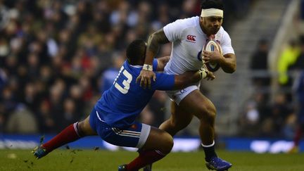 Le centre anglais Manu Tuilagi en plein &eacute;lan lors du match contre le XV de France dans le Tournoi des six nations le 23 f&eacute;vrier 2013 &agrave; Twickenham (Royaume-Uni). (ADRIAN DENNIS / AFP)