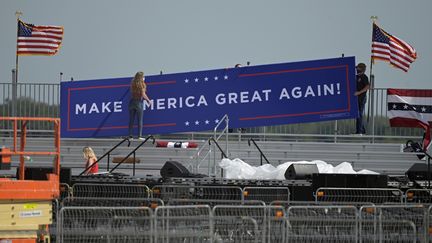 Après que Donald Trump a été testé positif au coronavirus, il a dû annuler ses déplacements de campagne. À l'aéroport d'Orlando, où un meeting était prévu, les militants républicains ont dû démonter à la hâte toutes les infrastructures. (PHELAN EBENEHACK / REUTERS)