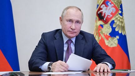 Vladimir Poutine participe à une réunion avec son gouvernement à Novo-Ogaryovo (Russie), le 24 décembre 2021. (ALEXEY NIKOLSKY / SPUTNIK / AFP)