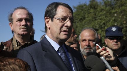 Le candidat conservateur, Nicos Anastasiades, r&eacute;pond aux journalistes apr&egrave;s avoir vot&eacute;, lors du premier tour de la pr&eacute;sidentielle &agrave; Chypre, le 17 f&eacute;vrier 2013. (YIANNIS KOURTOGLOU / AFP)