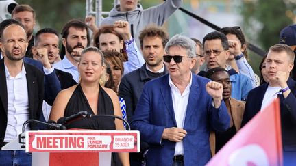 Manuel Bompard, Mathilde Panot, Jean-Luc Mélenchon et Louis Boyard chantent, le 25 août 2024, à Châteauneuf-sur-Isère (Drôme). (LAETITIA NOTARIANNI / HANS LUCAS / AFP)