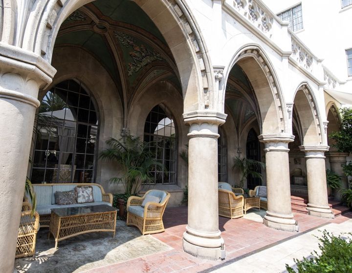 Vue de l'extérieur du restaurant de l'hôtel&nbsp;Chateau Marmont sur Sunset Boulevard, à Hollywood. (VALERIE MACON / AFP)