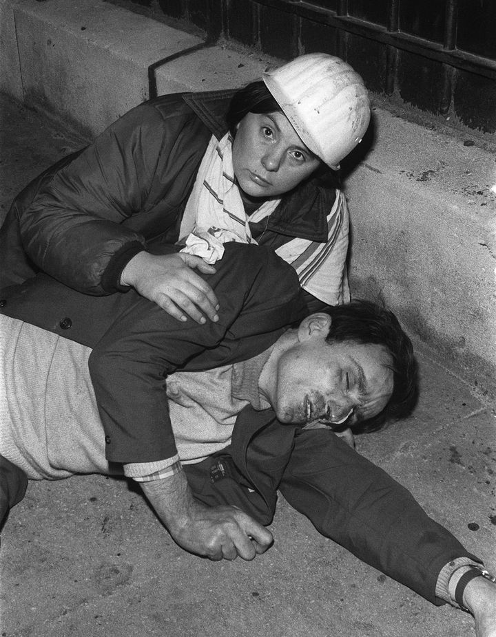 Une secouriste de la Croix-Rouge porte secours à un homme blessé lors des affrontements entre étudiants et CRS, survenus dans la nuit du 10 au 11 mai 1968 dans le Quartier latin à Paris. (AFP)