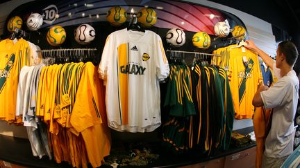 Un jeune fan&nbsp;Los Angeles Galaxy cherche un maillot, le 20 janvier 2007, à&nbsp;Carson, en Californie. (GABRIEL BOUYS / AFP)