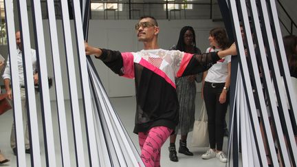 Dico, styliste japonais d'actrices, au défilé Carven rue Turenne, le 22 juin à Paris.
 (Geoffrey Priol)