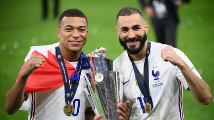 Kylian Mbappé et Karim Benzema savourent la victoire de la France en Ligue des nations, le 10 octobre 2021 contre l'Espagne à San Siro (Milan). (FRANCK FIFE / AFP)