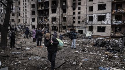 Dans le quartier résidentiel de Solomyanka, à Kiev, un immeuble de neuf étages a été touché par une frappe mardi 2 janvier 2024. Un résident sort avec quelques affaires. (NICOLAS CLEUET / LE PICTORIUM / MAXPPP)