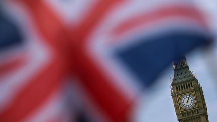 Un drapeau britannique flotte devant Big Ben, à Londres, le 7 décembre 2016. (DANIEL LEAL-OLIVAS / AFP)