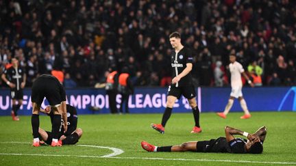 Les Parisiens effondrés après leur défaite contre Manchester United en huitième de finale retour de Ligue des champions, le 6 mars 2019. (FRANCK FIFE / AFP)