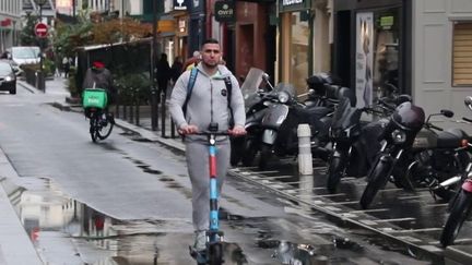 Pénurie de carburant : les Français se ruent sur les véhicules électriques  (FRANCE 2)