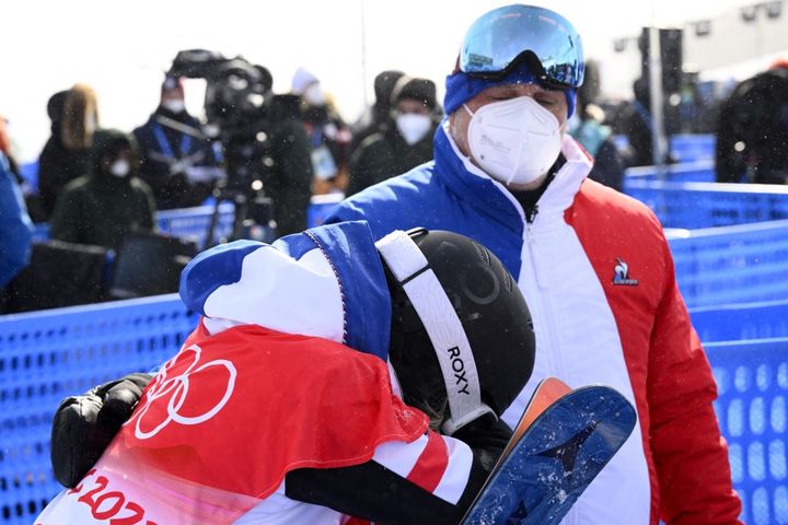 Tess Ledeux effondrée sous les yeux de Fabien Bertrand après la finale olympique du slopestyle en ski acrobatique, le 15 février 2022. (CROSNIER JULIEN / KMSP)