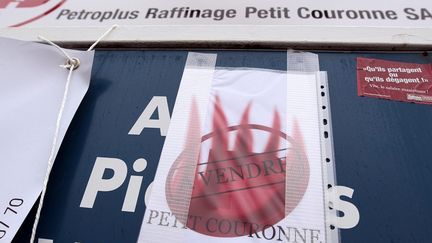 La raffinerie Petit-Couronne (Seine-Maritime) a &eacute;t&eacute; mise en vente par Petroplus le 20 janvier 2012.&nbsp; (KENZO TRIBOUILLARD / AFP)