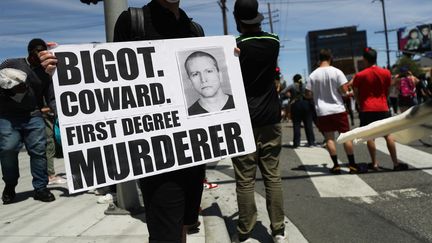 Un manifestant tient une pancarte avec une photo de l'ancien policier de Minneapolis Derek Chauvin lors des rassemblements qui ont suivi la mort de George Floyd le 30 mai 2020, à Los Angeles (Californie), aux Etats-Unis. (MARIO TAMA / GETTY IMAGES NORTH AMERICA)