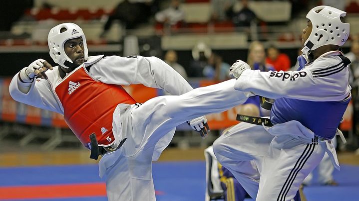 Pascal Gentil (à gauche) face à Mickaël Borot lors des championnats de France de taekwondo, le 17 février 2007. (MAXPPP)