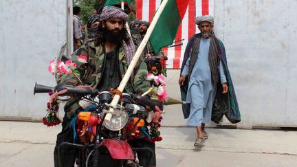 Un groupe de combattants de Cevizcan s’est rendu avec armes et…motos à l’armée afghane ( Farida Amini / Anadolu Agency/AFP)