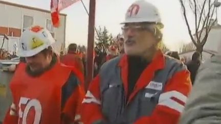 Des ouvriers d'ArcelorMittal de Florange (Moselle) en route pour occuper les locaux de&nbsp;de la direction de l'usine, le 20 f&eacute;vrier 2012. (AURÉLIE MÉROT ET JEAN-PIERRE PASTEUR - FRANCE 2)