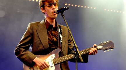 Saul Adamczewski, le guitariste de Fat White Family est aussi le chanteur de Insecure Men. Les deux groupes se sont succédés sur une scène du Bosquet décidément très familiale ce samedi soir.
 (Olivier Flandin / FTV)