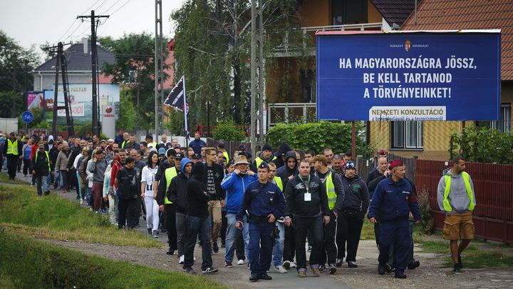 Des personnes manifestent contre la campagne d'affichage lanc&eacute;e par le gouvernement hongrois, le 25 juin 2015, &agrave;&nbsp;Debrecen (Hongrie). (ZSOLT CZEGLEDI/ SIPA / AP)