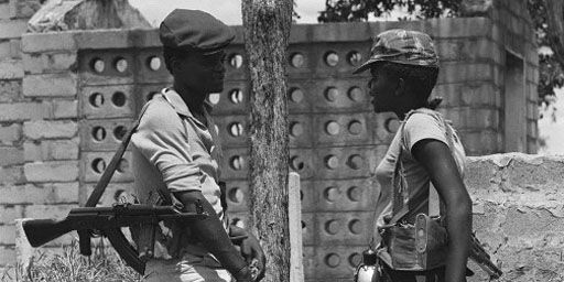 Membres de la guérilla contre le régime blanc rhodésien (6-2-1980). (AFP - Pierre Haski)