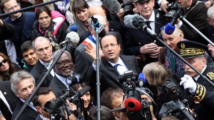 François Hollande, président de la République, entouré d'une nuée de journalistes, à Caen (Calvados), le 17 mai 2013. (CHARLY TRIBALLEAU / POOL)