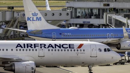 Des avions d'Air France et KLM, le 19 juin 2024 à l'aéroport Schiphol, à Amsterdam aux Pays-Bas. (MARCEL ANTONISSE / AFP)