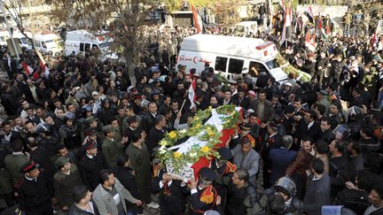 Fun&eacute;railles de Syriens tu&eacute;s lors d'un attentat &agrave; la voiture pi&eacute;g&eacute;e non revendiqu&eacute;, le 7 janvier 2012 &agrave; Damas (Syrie). (SANA / REUTERS)