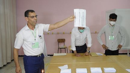 Dépouillement dans un bureau de vote à Alger, le 12 juin 2021.&nbsp; (MOUSAAB ROUIBI / ANADOLU AGENCY)