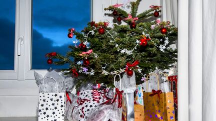 Un sapin de Noël entouré de cadeaux. (VINCENT ISORE / MAXPPP)