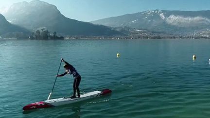 Des centaines de concurrents du monde entier ont participé au&nbsp;GlaGla&nbsp;Race, une course de stand-up paddle sur le lac Annecy&nbsp;(Haute-Savoie). (FRANCE 3)