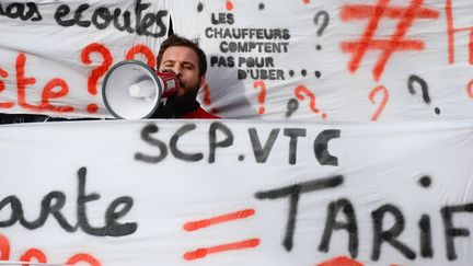 Manifestation et opération escargot d'une cinquantaine de chauffeurs VTC de Nantes, le 4 décembre 2017 (illustration). (FRANCK DUBRAY / MAXPPP)