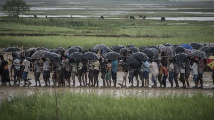 Des réfugiés rohingyas à&nbsp;Ukhia, au Bangladesh, le 6 octobre 2017.&nbsp; (FRED DUFOUR / AFP)