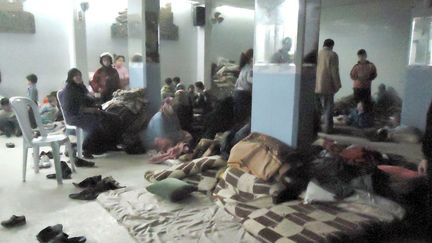 Des familles syriennes se terrent dans le quartier de Baba Amr, &agrave; Homs, le 11 f&eacute;vrier 2012.&nbsp; (VIDEO YOUTUBE / AFP)