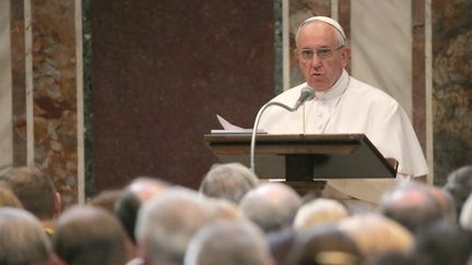 Le pape François donne un discours à l'occasion de la remise du prix Charlemagne, vendredi 6 mai 2016 au Vatican. (OLIVER BERG / DPA / AFP)