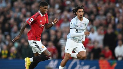 Marcus Rashford (Manchester United) face à Trent Alexander-Arnold (Liverpool), le 22 août 2022 à Old Trafford. (PAUL ELLIS / AFP)