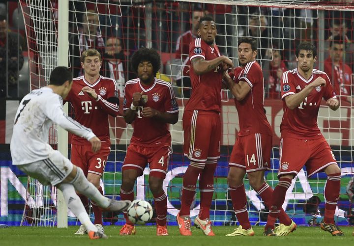 La défense du Bayern Munich (en rouge) face à l'attaquant du Real Madrid, Cristiano Ronaldo (en blanc), le 29 avril 2014 à Munich (Allemagne), en demi-finale de la Ligue des champions. (ODD ANDERSEN / AFP)